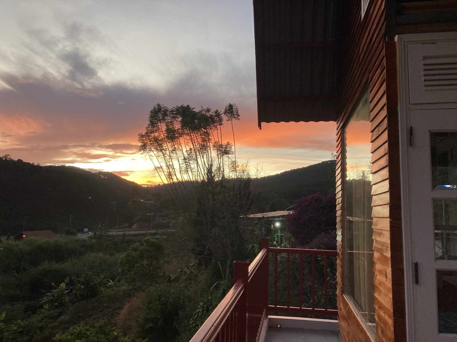 Hoàng hôn rực rỡ từ ban công homestay