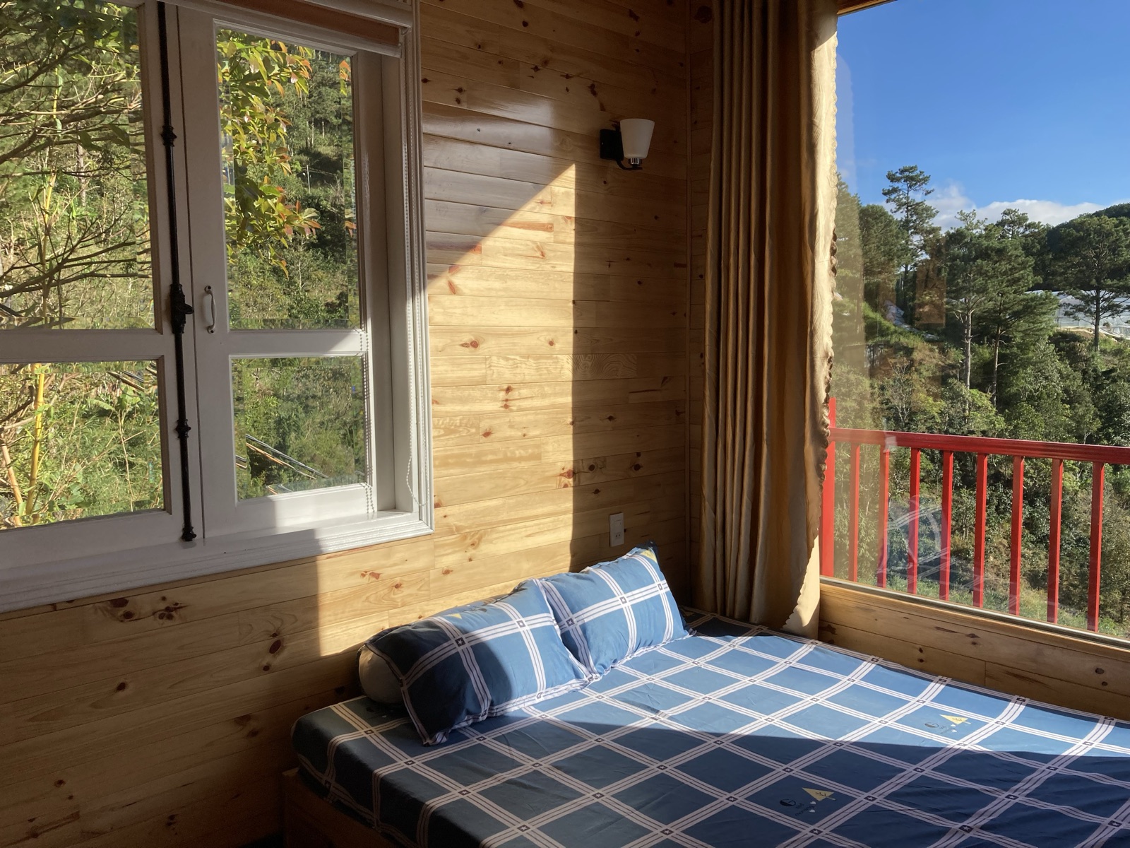 Phòng ngủ gỗ thông view rừng