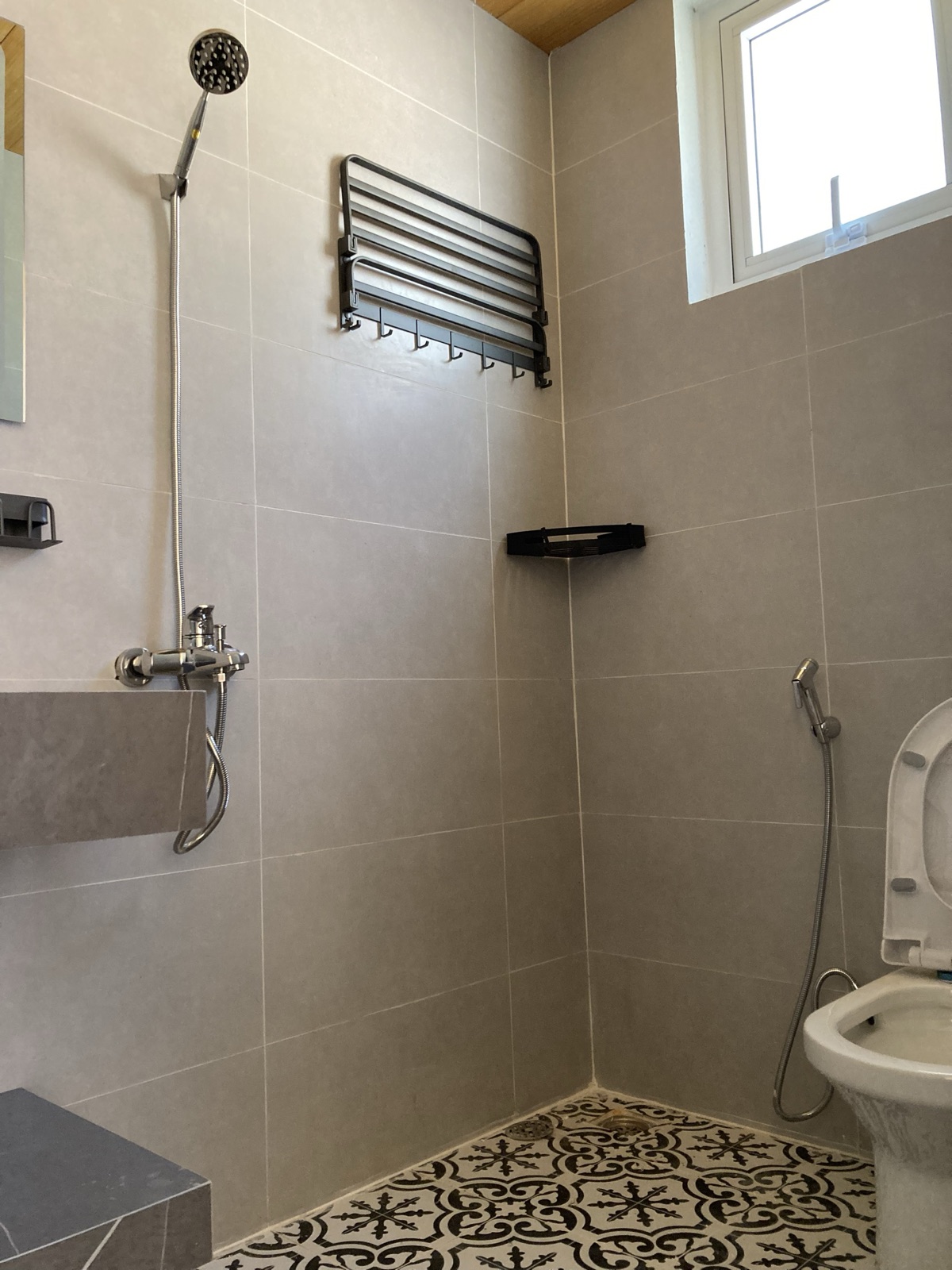 Bếp đầy đủ với bình hoa tươi bên cửa sổ