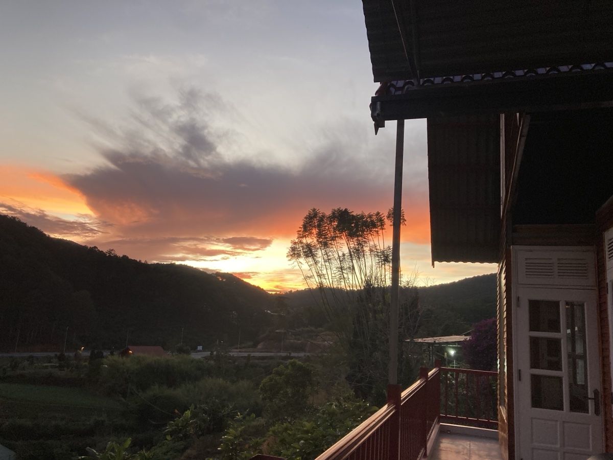 Ban công view núi lúc chiều tà