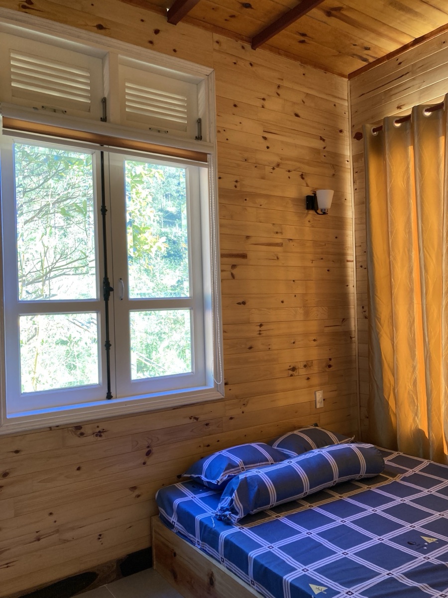 Phòng ngủ với cửa sổ view đồi thông