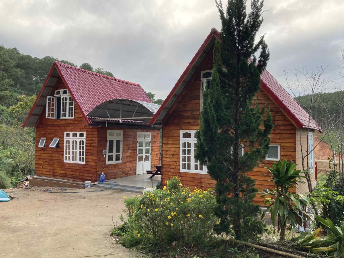 Hai căn gỗ nguyên căn - sân trước